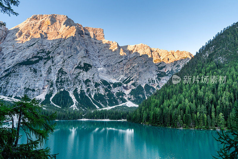 Lago di Braies (Lake Prags, Lake Braies, The Pragser Wildsee)在清晨。